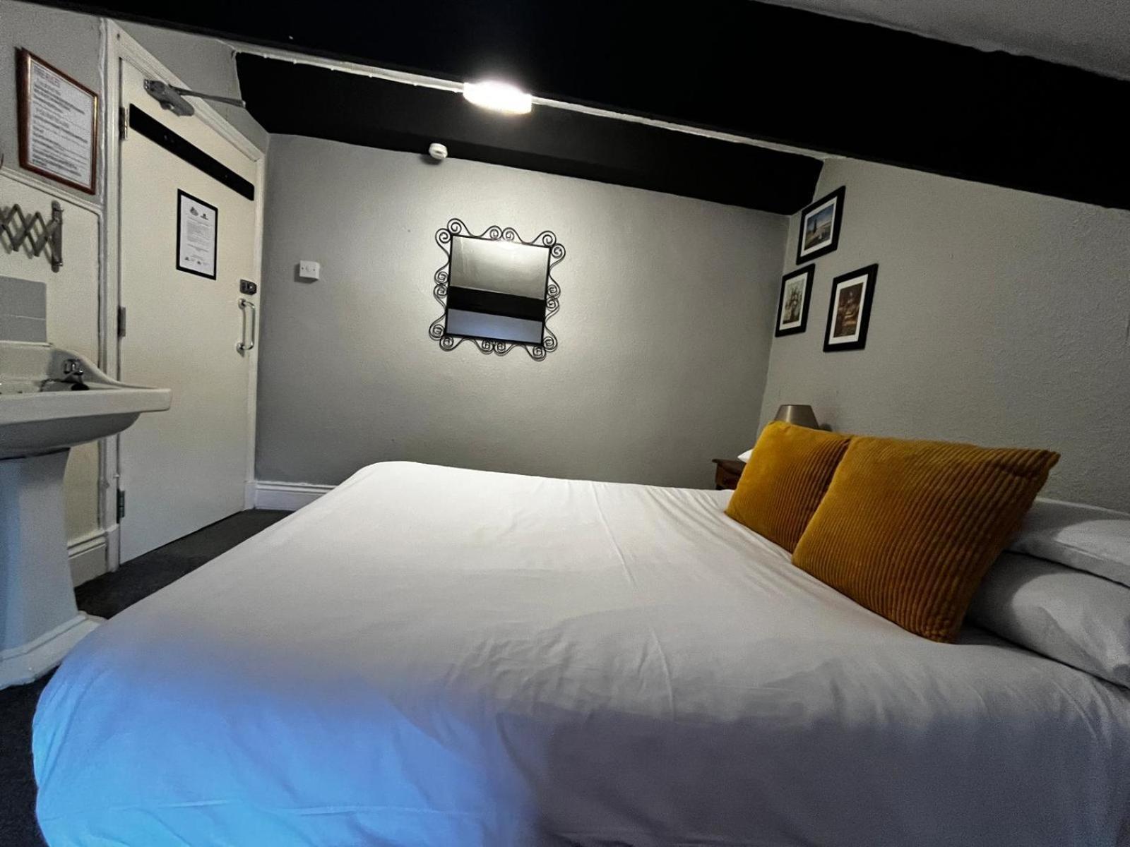 Black Bull Hotel Reeth Bagian luar foto